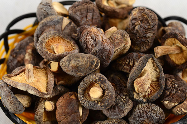 干蘑菇泡多长时间?干蘑菇用热水还是冷水泡?